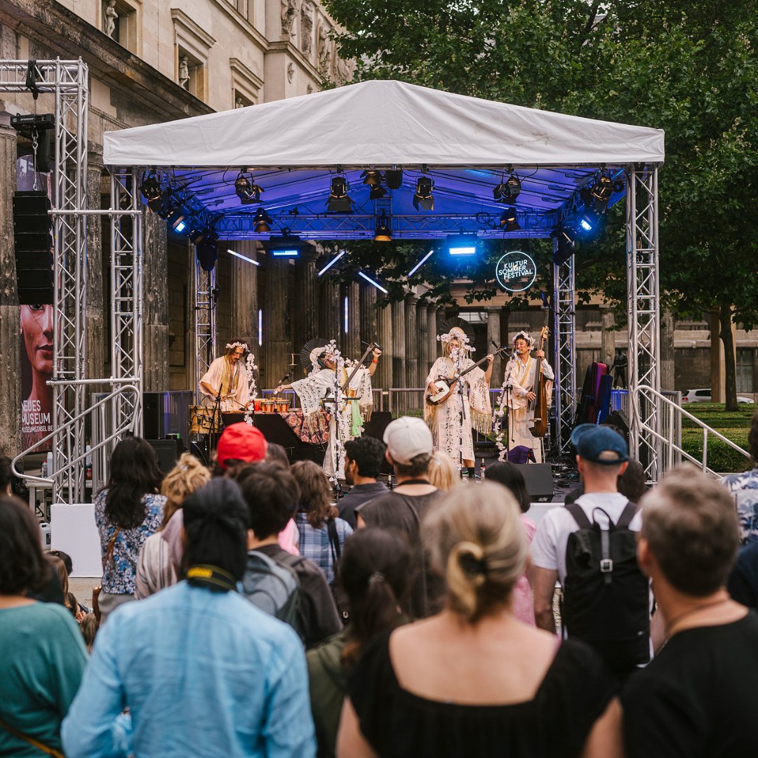 kulturprojekteb's tweet photo. Wow, über 50.000 Berliner*innen und Gäste waren während der @LNDMberlin bis spät in die Nacht in den 75 teilnehmenden Museen unterwegs! 🎊 Nächstes Jahr geht's weiter: am 24. August 2024! #LNDMBerlin https://t.co/eQHY12u8C0