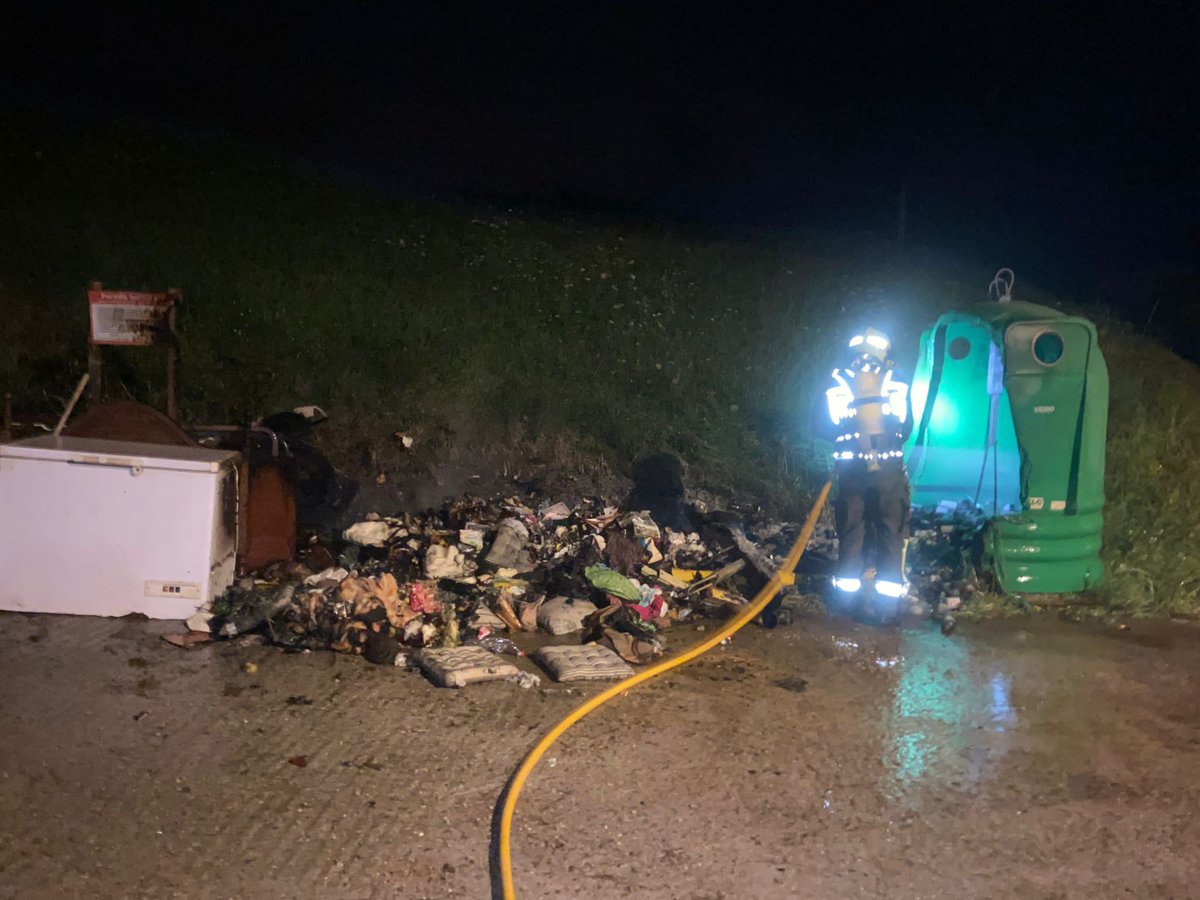 112Cantabria's tweet photo. Bomberos de @112Cantabria acudieron a #Ruiseñada #Comillas a sofocar el incendio de varios contenedores y residuos textiles, de muebles y enseres https://t.co/gPgsmxF9ma