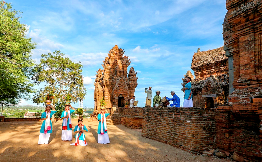 abmtravel_vn's tweet photo. UNVEILING THE CHARM OF PHAN RANG- THAP CHAM 🌅🏜️
#abmtravel #johnabm #sapa #halongbay #ninhbinh #hoian #nhatrang #dalat #mekongtour #vietnam #travel #familytrips #companytrips #outingtrips #packagetours #privatetours #trekking #diving #teambuilding #biking #motortrips https://t.co/9ozu8YPcGb