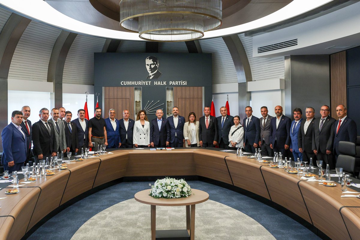 Genel Başkanımız Kemal Kılıçdaroğlu, CHP İzmir İl Başkanı Şenol Aslanoğlu ve kongrelerini tamamlayan İzmir’deki İlçe Başkanları ile bir araya geldi.
