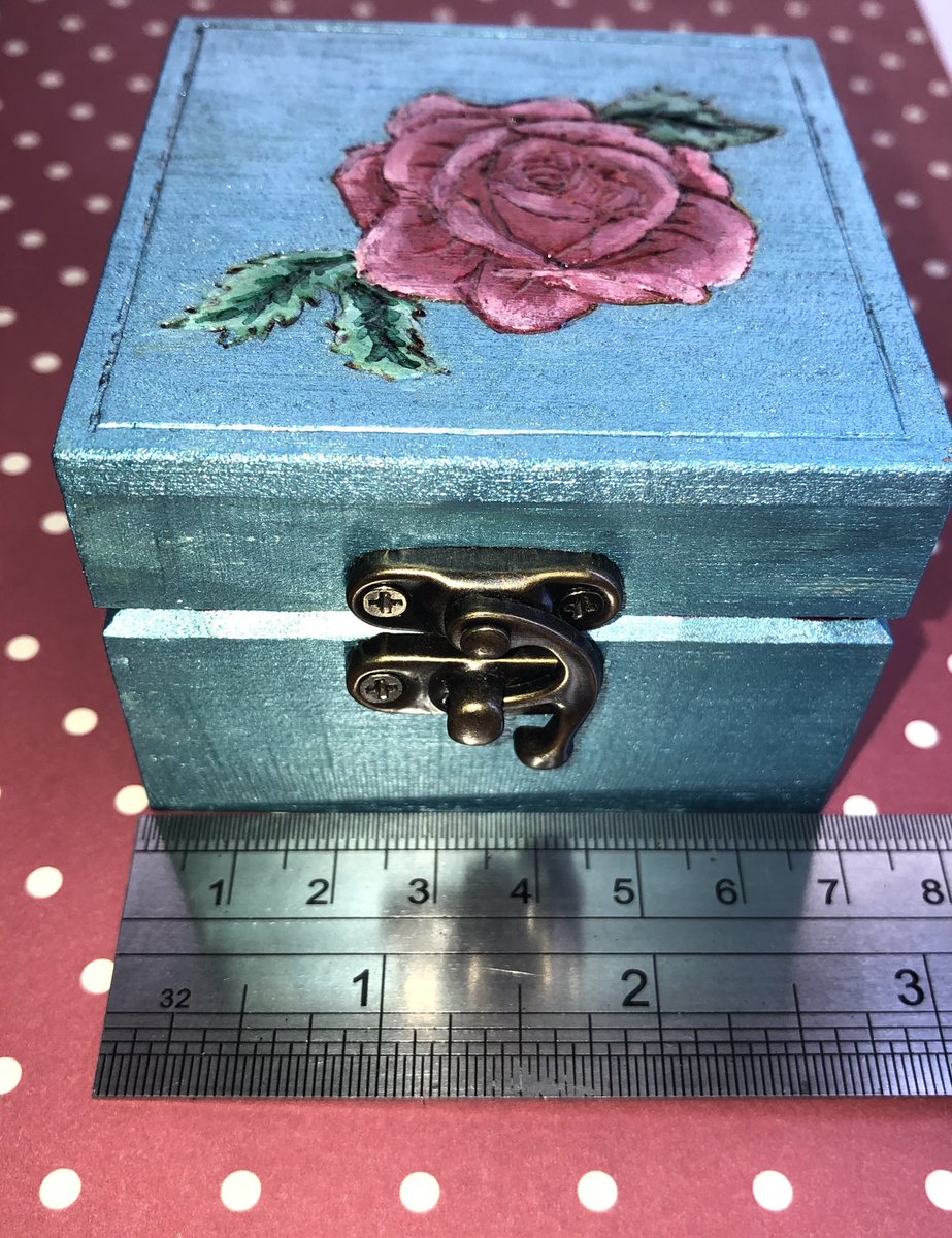 ButtonSteampunk's tweet image. #jewellerybox #jewellery #jewellry #rose #steampunkbutton #turquoise #redrose #box #pinkrose #ink #acrylic #pyrography #pyrographyart #gift