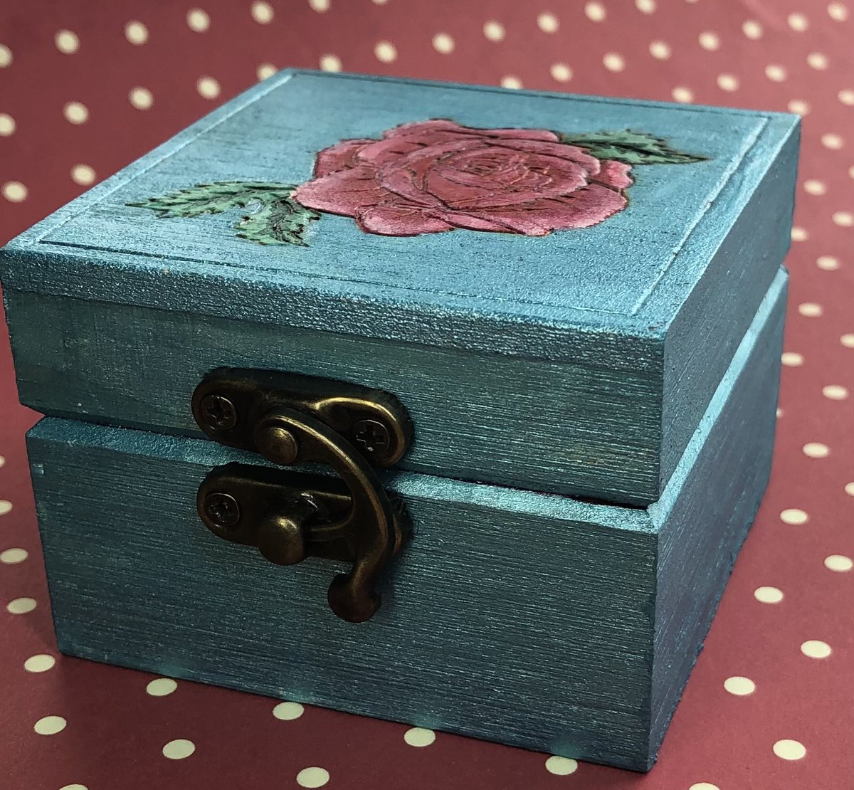 ButtonSteampunk's tweet image. #jewellerybox #jewellery #jewellry #rose #steampunkbutton #turquoise #redrose #box #pinkrose #ink #acrylic #pyrography #pyrographyart #gift