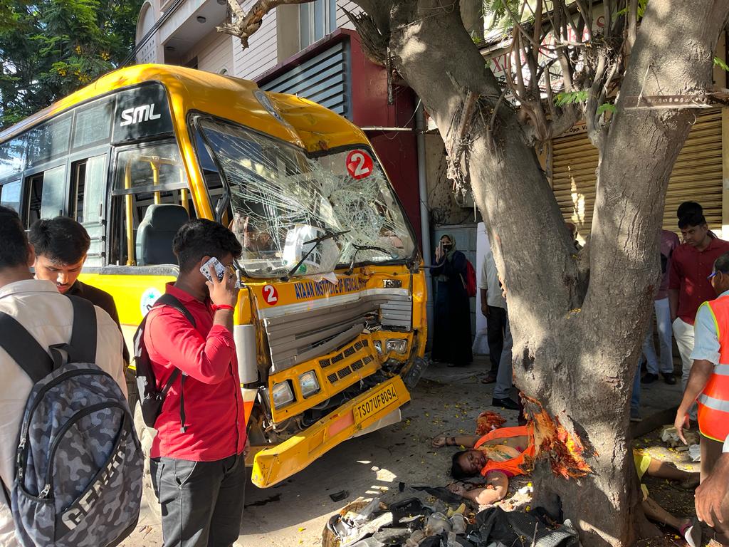 A GHMC lady worker died after a pvt Medical College bus hits her at Ramkote in Hyderabad.
GHMC sweeper, Sunita was sweeping at the road side footpath when the speeding bus hits her than hits a tree.#Hyderabad