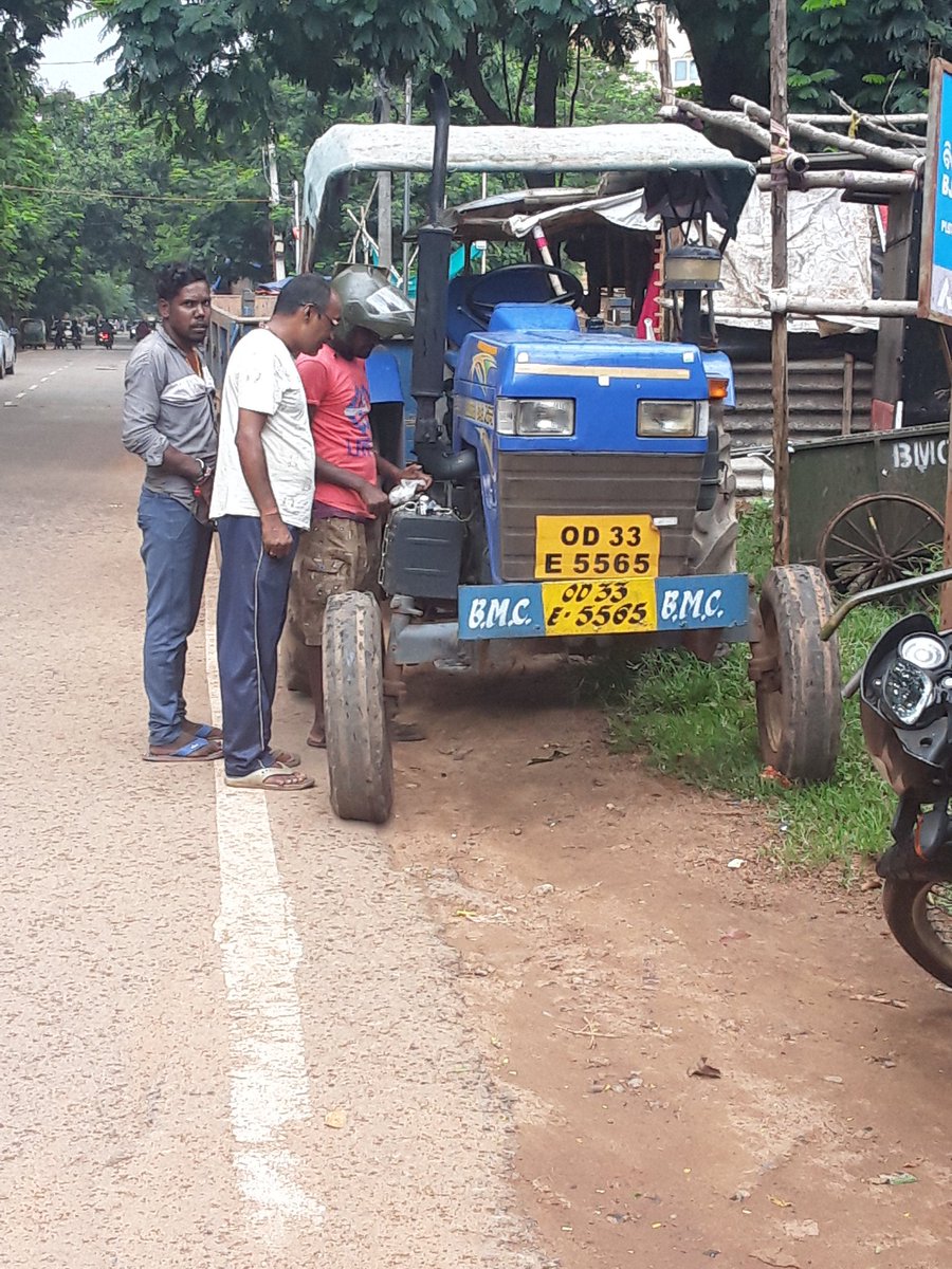 @drmanojpgi @Jajpurmun This is just outside #Lane11 #BJBNagarWard56 @Naveen_Odisha @bmcbbsr @MayorofBBSR @Vijaykulange All sleeping.They need #VoteBanks, more than educated people,so they hv turned our colony into #BJDNagar.This road leads to #BJBSchools n College,students walk on road @Ashokpandabbsr