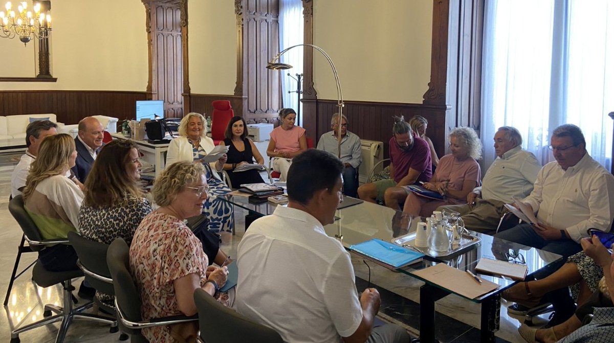 🔶La regidora de <a href="/participaVLC/">ParticipaVLC</a> i alcaldessa en funcions s'ha reunit amb les 8⃣ alcaldesses i 7⃣alcaldes de les pedanies de #València, per a tractar qüestions que els preocupen d'índole pressupostària, atenció sanitària🚑, neteja, mobilitat🚌 i seguretat.
🔗bit.ly/3Ee5v7F