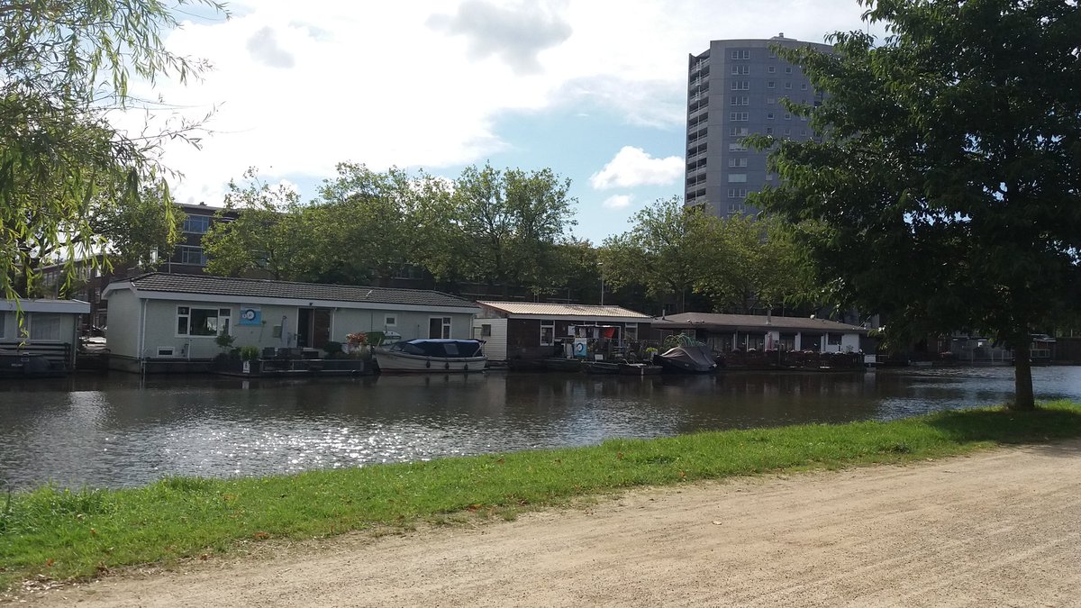 den #Urlaub mit ☀️ und Blick auf Hausboote geniessen #ditisholland