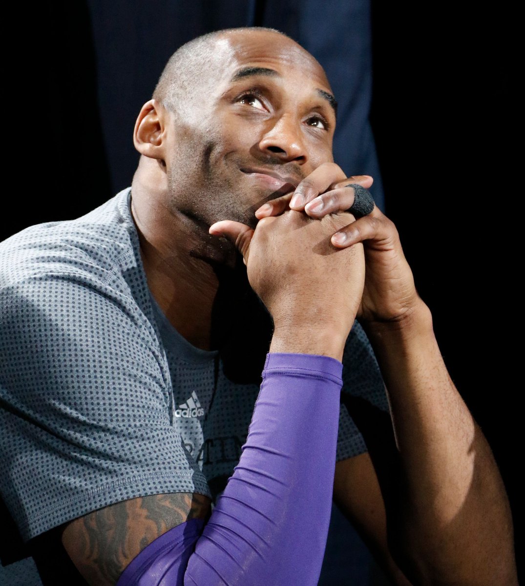 kobehighlight's tweet image. "Life is too short to get bogged down and be discouraged. You have to keep moving. You have to keep going. Put one foot in front of the other, smile and just keep on rolling."

 - Kobe Bryant