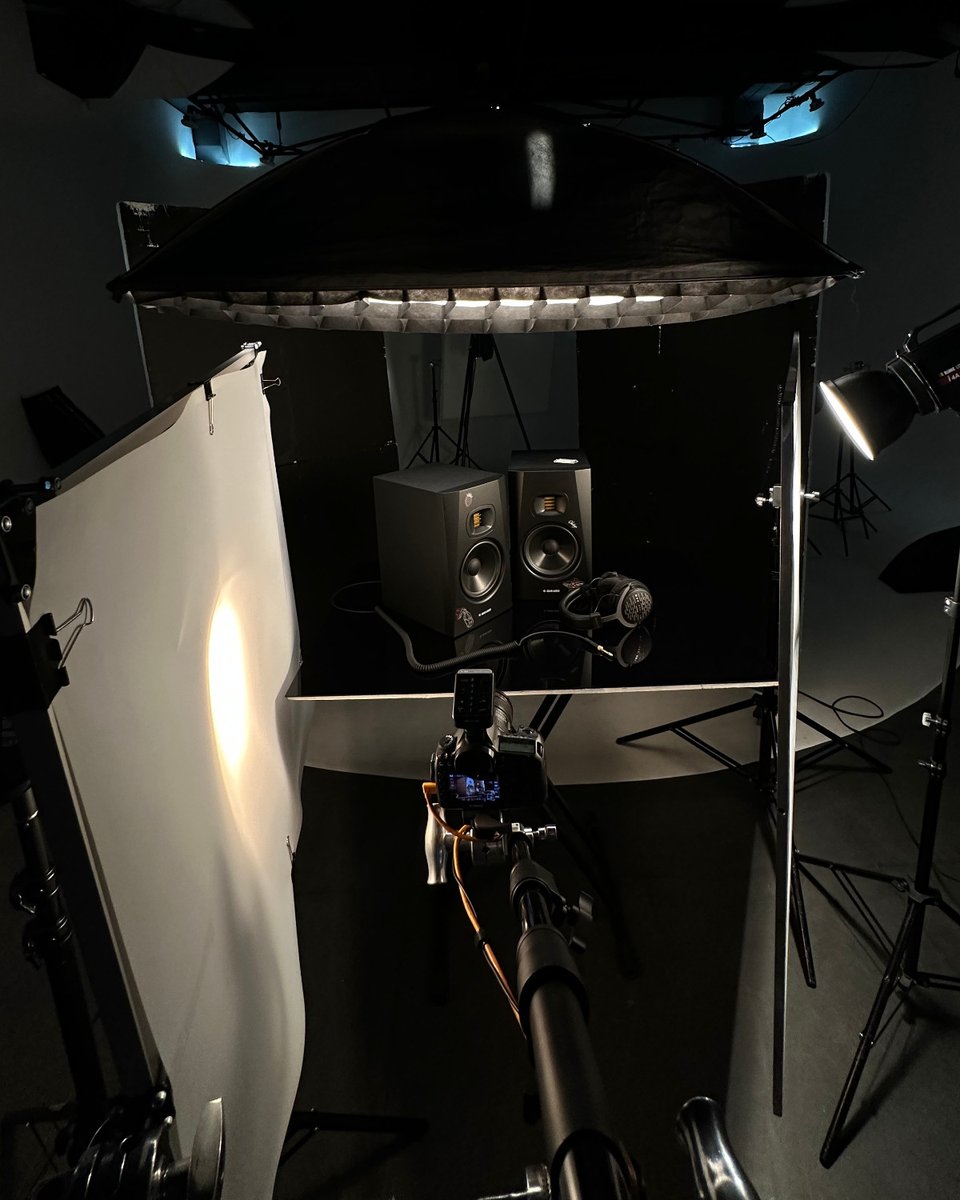 ADAM_Audio's tweet photo. What the camera sees vs. what the photographer sees 📸

This beautiful shot of our T7V was taken by the talented photographer Vitte Yevgeniy from Vitte Studio Production 🤩

#ADAM_Audio #productphotography #T7V #beautyshot #photography https://t.co/Hhwm9ebm2a