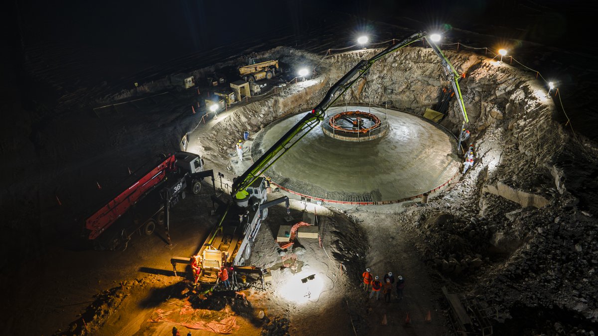 Este sábado en la madrugada cumplimos un gran hito en nuestro proyecto eólico Horizonte de Colbún 🌬️. Se trata de la finalización del proceso de hormigonado de la fundación número 140 de los aerogeneradores de este gran proyecto 👷🏽👷🏽‍♀️. No hay en Chile otro proyecto con tal número