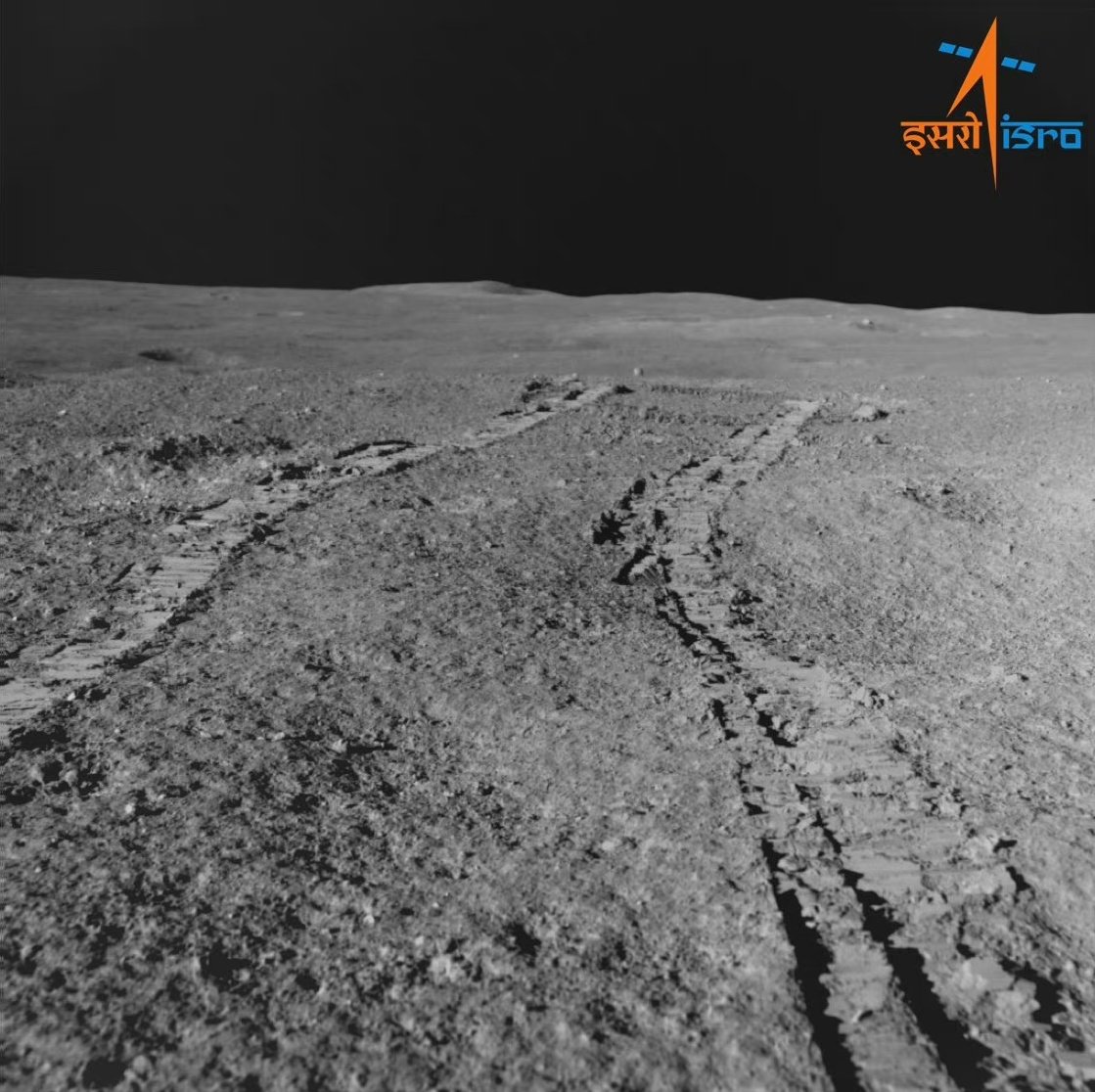 karlosmeybe's tweet photo. První záběry z kamer na indickém roveru brázdícím měsíční krajinou. @isro #chandray https://t.co/IhqZCwHYGL