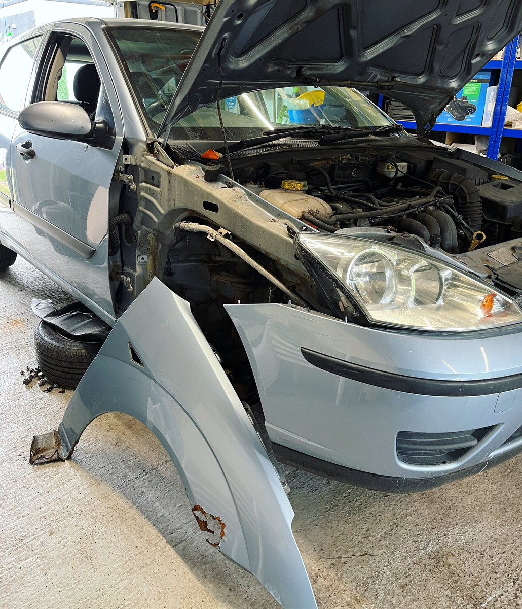 OneAutoGarage's tweet image. Time to change the rotten right front wing on the 20 year old and still going strong #fordfocus
Anyone ever seen a left front rot out like this?