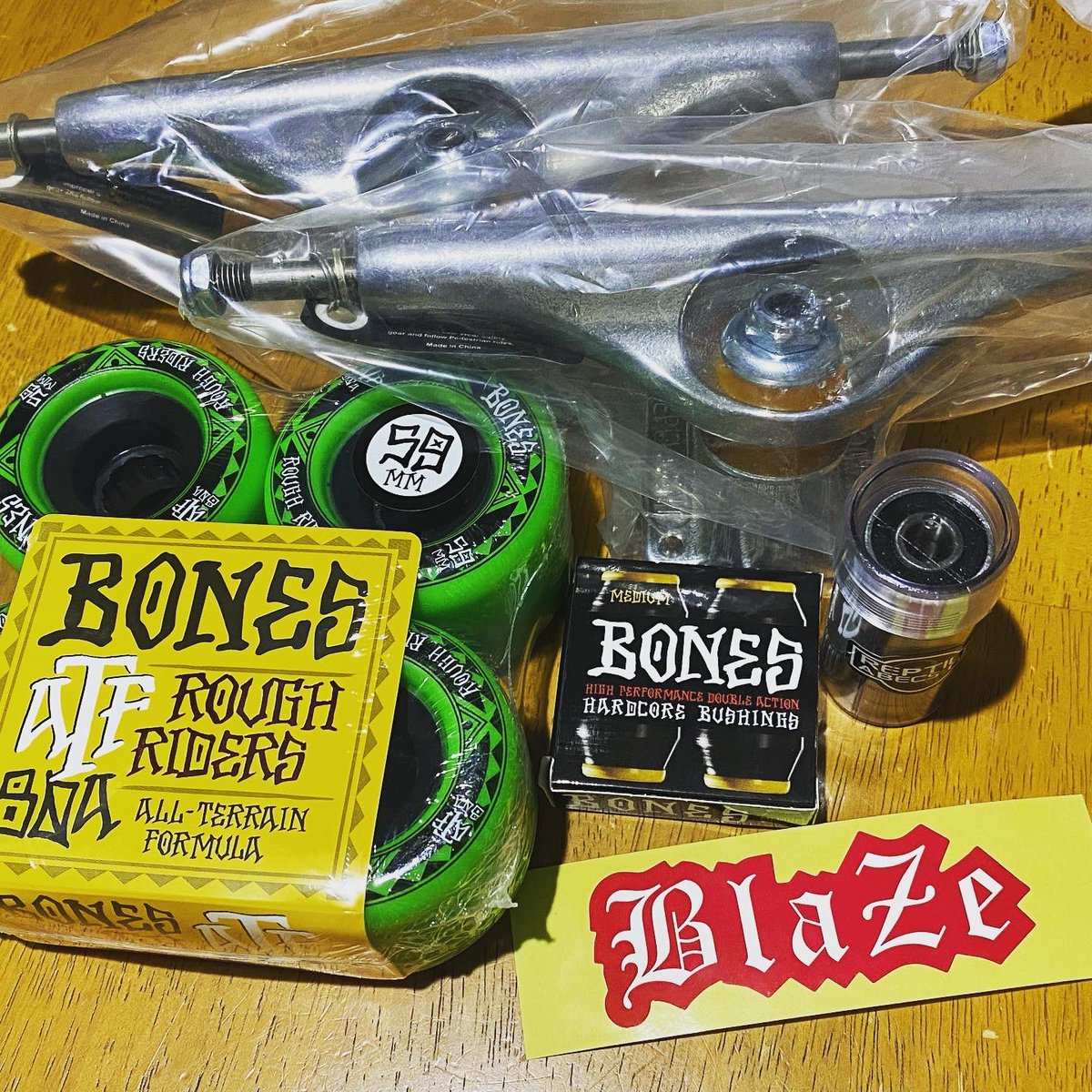 baronarden's tweet image. 亀戸のスケートボードショップBLAZEさんがなんと今月いっぱいで閉店とのこと😢😢😢
本日はトラック、ブッシュ、ウィール、ベアリングを購入。
店舗は8/31まで営業らしいです。
また何か買いにいこうかな。

#skateboard 
#スケートボード 
#boneswheels 
#independenttucks 
#silverfox