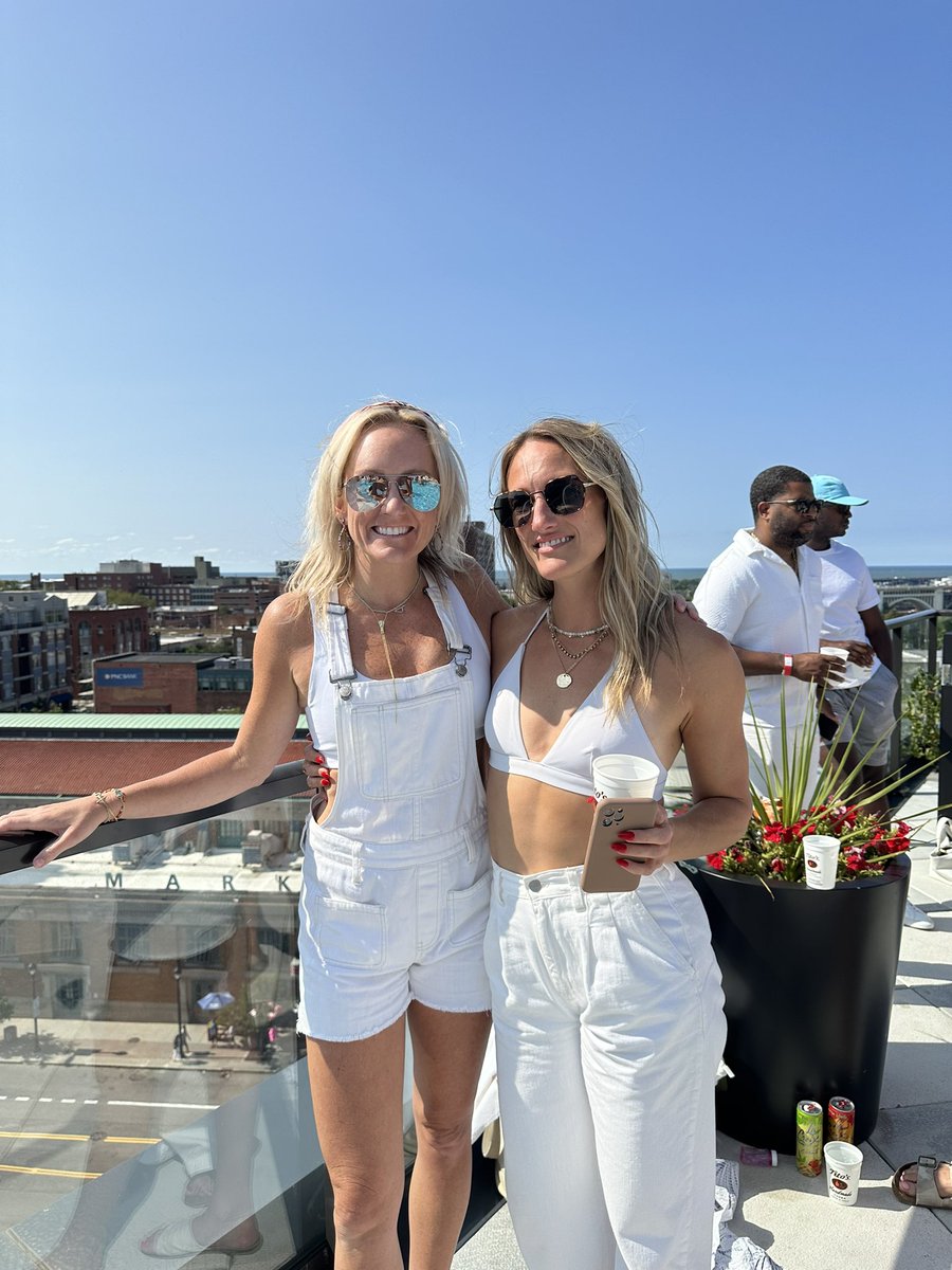dawgpndgirl's tweet image. Recipe for a perfect Sunday Funday: #Browns’ @DJRyanWolf, Intro CLE rooftop pool, Tito’s 🍹 &amp;amp; sunshine ☀️. 👏🏻 well done, @ClevelandVibes! #thisisCLE