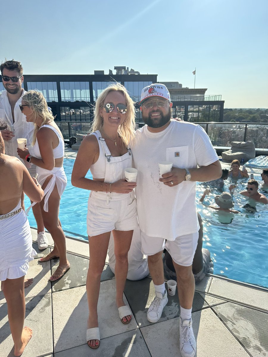 dawgpndgirl's tweet image. Recipe for a perfect Sunday Funday: #Browns’ @DJRyanWolf, Intro CLE rooftop pool, Tito’s 🍹 &amp;amp; sunshine ☀️. 👏🏻 well done, @ClevelandVibes! #thisisCLE