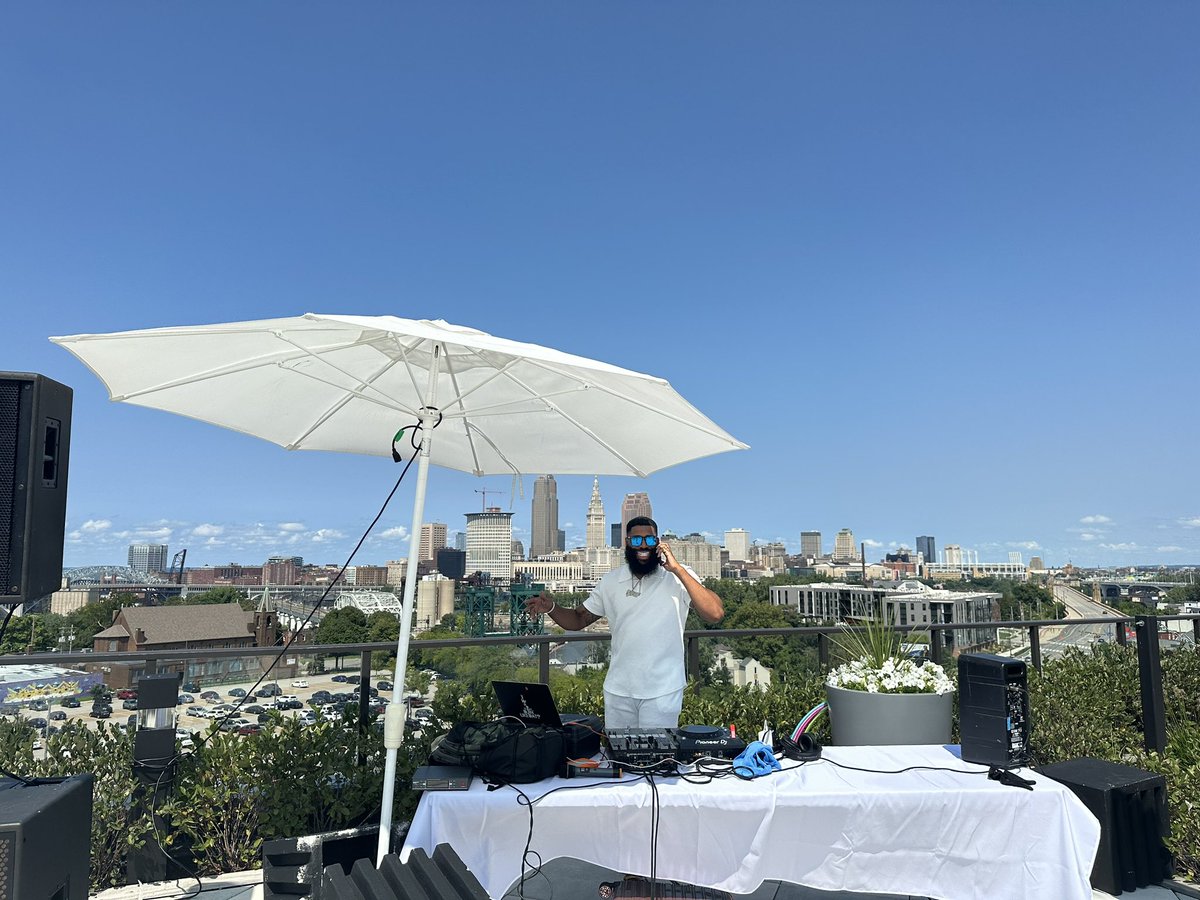 dawgpndgirl's tweet image. Recipe for a perfect Sunday Funday: #Browns’ @DJRyanWolf, Intro CLE rooftop pool, Tito’s 🍹 &amp;amp; sunshine ☀️. 👏🏻 well done, @ClevelandVibes! #thisisCLE