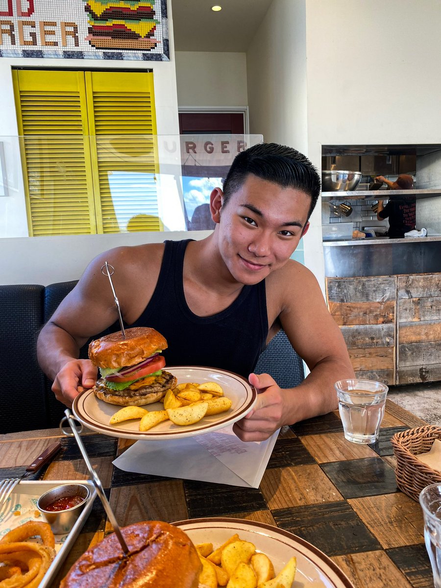 go_to_u_shi_n's tweet image. 飯食う時が1番幸せ🍔