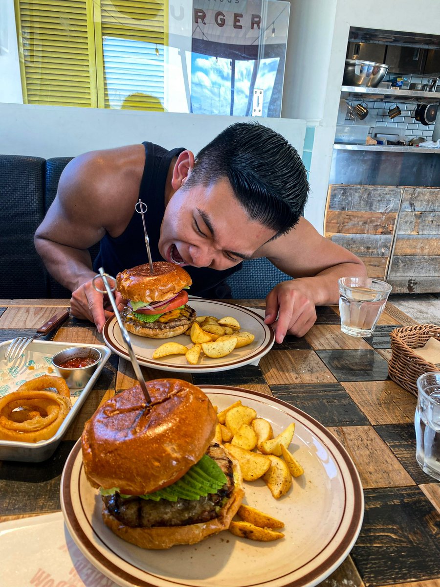 go_to_u_shi_n's tweet image. 飯食う時が1番幸せ🍔