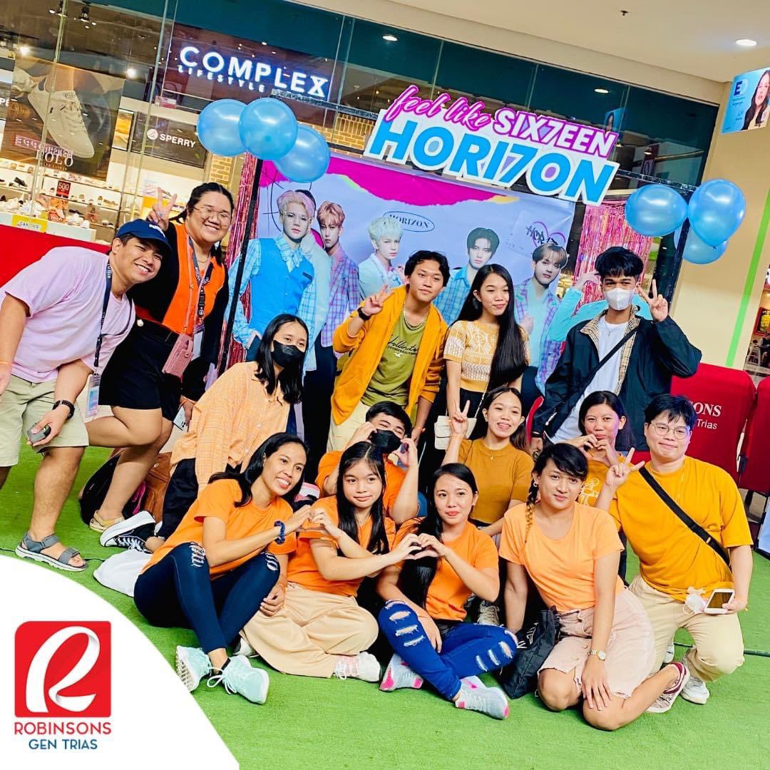 H7International's tweet photo. And the most number of participants award goes to…

“The Anchors of HORI7ON!”

The Robinsons Marketing team are elated as our community drew in the largest crowd. 

We owe our gratitude to our very own @HORI7ON_Cavite and the entire Chapter team for playing an instrumental role in the success of the event.

We have one more event to come, Anchors Day! See you on the 31st of August at the ROBINSONS GEN TRI Atrium!

Congratulations Anchors!

ANCHORS X RobGenTri

#ANCHORSatKpopFanfest
#HORI7ON #호라이즌
#WeAreOneForSeven