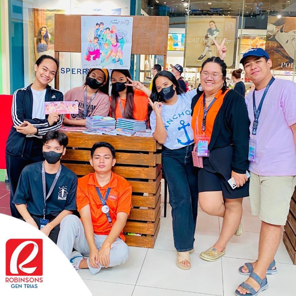 H7International's tweet photo. And the most number of participants award goes to…

“The Anchors of HORI7ON!”

The Robinsons Marketing team are elated as our community drew in the largest crowd. 

We owe our gratitude to our very own @HORI7ON_Cavite and the entire Chapter team for playing an instrumental role in the success of the event.

We have one more event to come, Anchors Day! See you on the 31st of August at the ROBINSONS GEN TRI Atrium!

Congratulations Anchors!

ANCHORS X RobGenTri

#ANCHORSatKpopFanfest
#HORI7ON #호라이즌
#WeAreOneForSeven