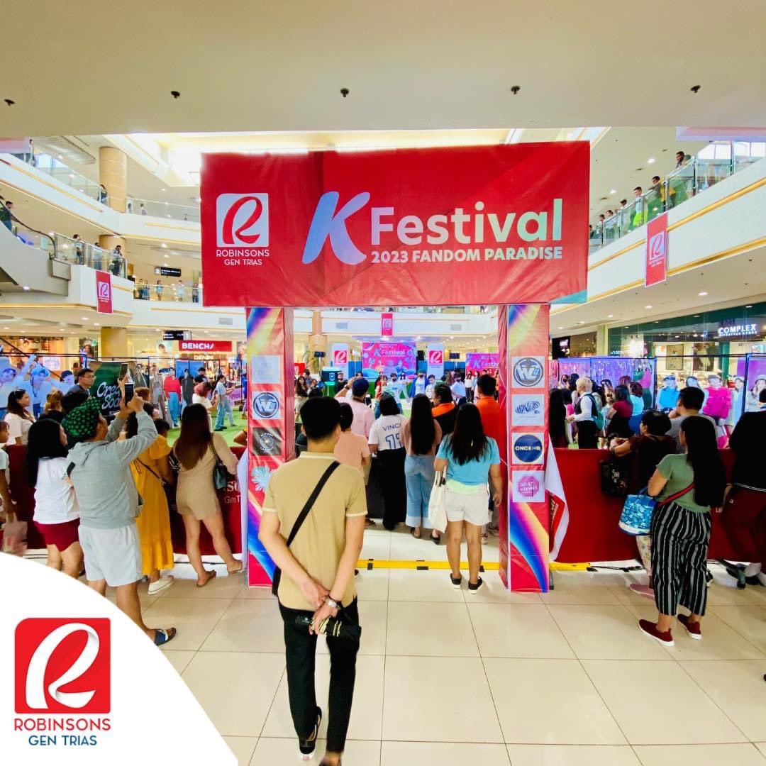 H7International's tweet photo. And the most number of participants award goes to…

“The Anchors of HORI7ON!”

The Robinsons Marketing team are elated as our community drew in the largest crowd. 

We owe our gratitude to our very own @HORI7ON_Cavite and the entire Chapter team for playing an instrumental role in the success of the event.

We have one more event to come, Anchors Day! See you on the 31st of August at the ROBINSONS GEN TRI Atrium!

Congratulations Anchors!

ANCHORS X RobGenTri

#ANCHORSatKpopFanfest
#HORI7ON #호라이즌
#WeAreOneForSeven