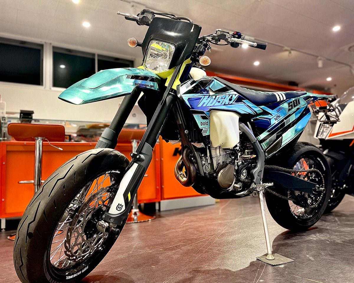 HUCKLEBERRY819's tweet photo. 𝑴𝑬𝑻𝑨𝑳𝑳𝑰𝑪 𝑴𝑨𝑪𝑰𝑵𝑬...
#Husqvarna #FE501 #Husky #メタリックデカール
#明日は定休日
#本日もご来店ありがとうございました😊 https://t.co/I3TQZwUb7I