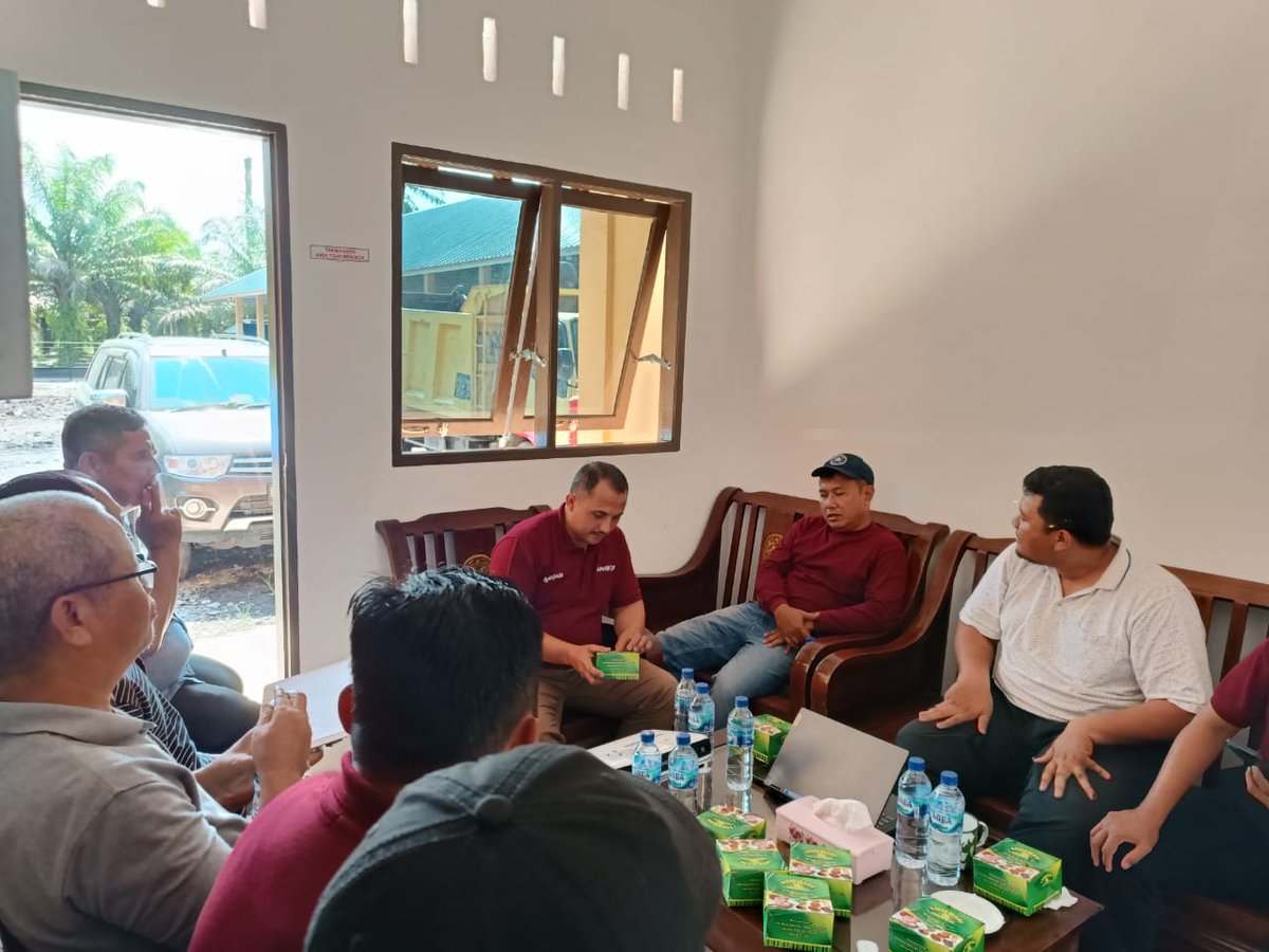 SNVIndonesia's tweet photo. Last week, management staffs from Lestari Production Cooperative visited the #BIPOSC #compostingunit to learn more on #organicfertilizer production, its application in #regenerativeagriculture and the business model implemented by the #labuhanbatu #smallholderassociation #APSKS https://t.co/SppGB1aQQY
