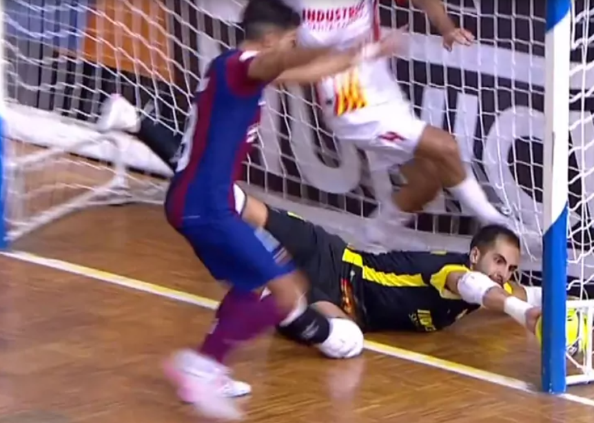 rogembak's tweet photo. 1) A l'elit crec que és utòpic però en esport formatiu seria massa bonic pensar que el porter és qui hauria de reconèixer que ha sigut gol? L'esportista ha de mirar pel seu benefici o ha de ser part implicada en el bon arbitratge del matx? #fairplay #valors #formatiu #esport https://t.co/uF1ZZXgUaa