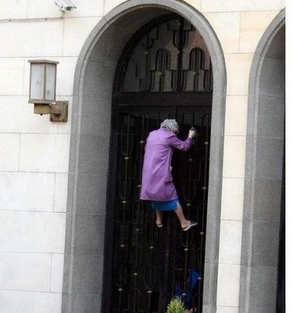 La madre de Rubiales cuando la policía venga a sacarla de la Iglesia.
