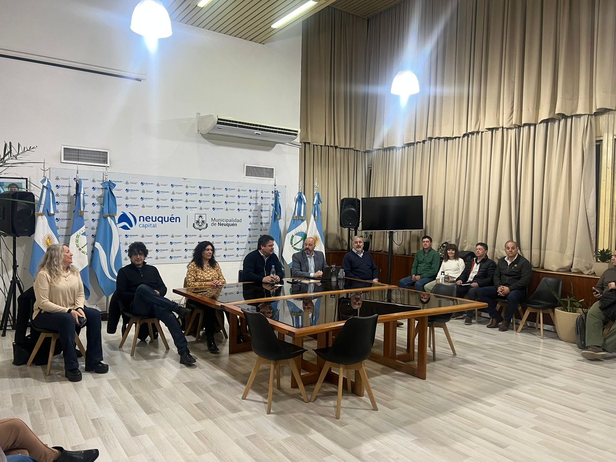MarianoGaidoOk's tweet photo. Arrancó la semana! Y desde las 7am estamos con el equipo de gabinete trabajando a full💪🏻
Ya se palpitan los 119 años 💙 

#NeuquenCapital #gabinete
#119años https://t.co/kWD2Bj0IJ9
