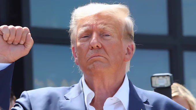 SoftWarNews's tweet photo. 🚨 Trump baru saja berjanji utk mendeklasifikasi SEMUA berkas pembunuhan JFK setelah terpilih kembali.

"Saat saya kembali ke Gedung Putih, saya akan mendeklasifikasi &amp; membuka segel semua dokumen terkait pembunuhan JFK. Sudah 60 tahun, saatnya rakyat AS mengetahui KEBENARAN!" https://t.co/nJDFoJkeuu