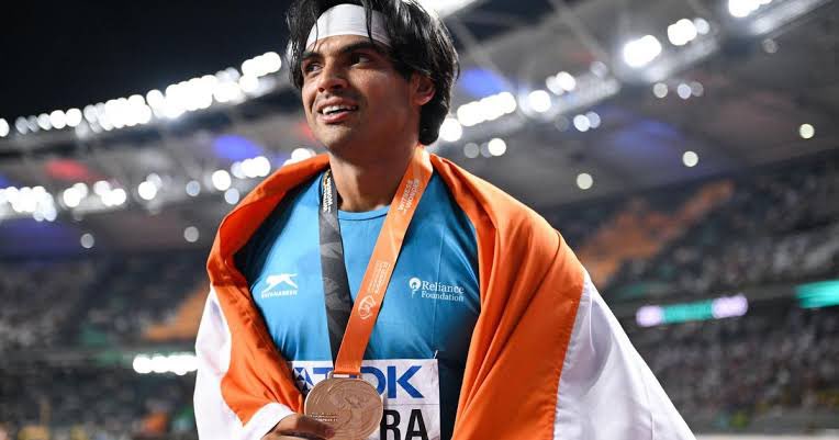 FitnasticHealth's tweet photo. No matter where you come from, no matter how much you have, you can still make it to the top if you have the heart and determination! #NeerajChopra, India's #1 javelin thrower, is proof that success can be built from scratch if you have the courage to pursue it
#MondayMotivation https://t.co/rnqaJOakz7