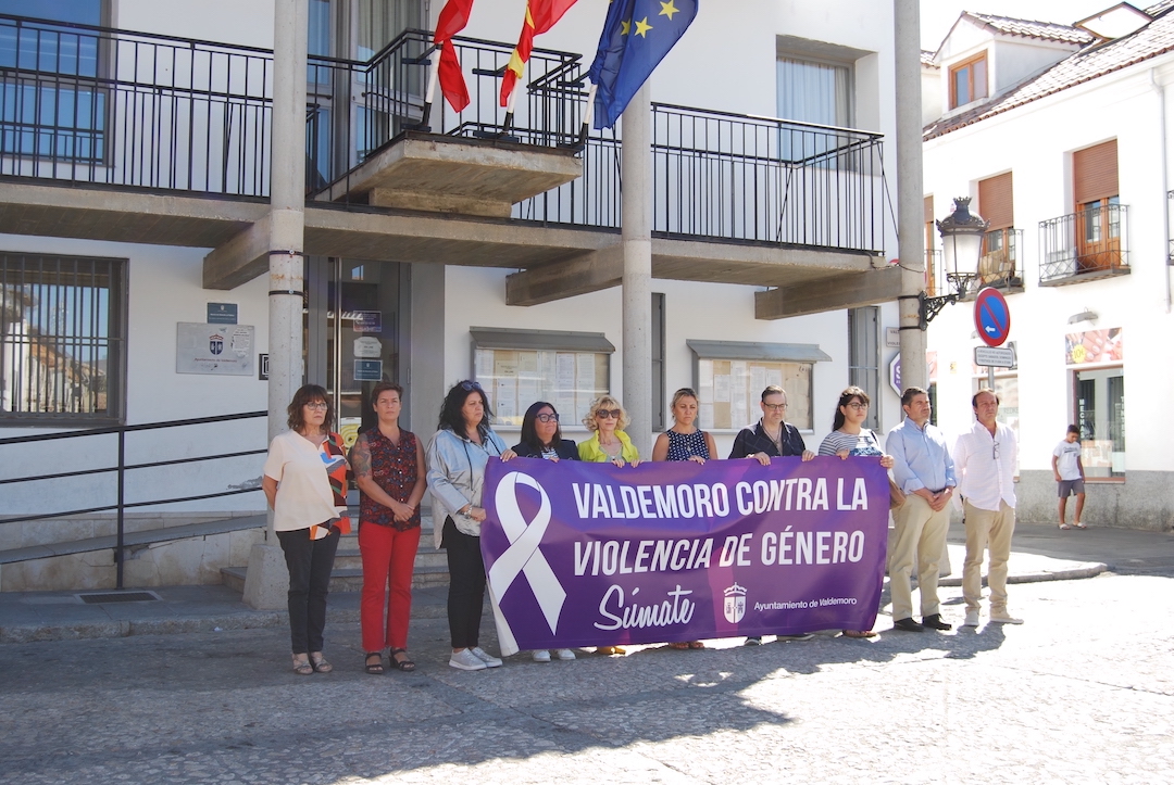 Ayto_Valdemoro's tweet image. Concentración y minuto de silencio hoy en la plaza de la Constitución en señal de condolencia y repulsa por la última víctima de violencia de género, asesinada en Jerez de la Frontera (Cádiz)