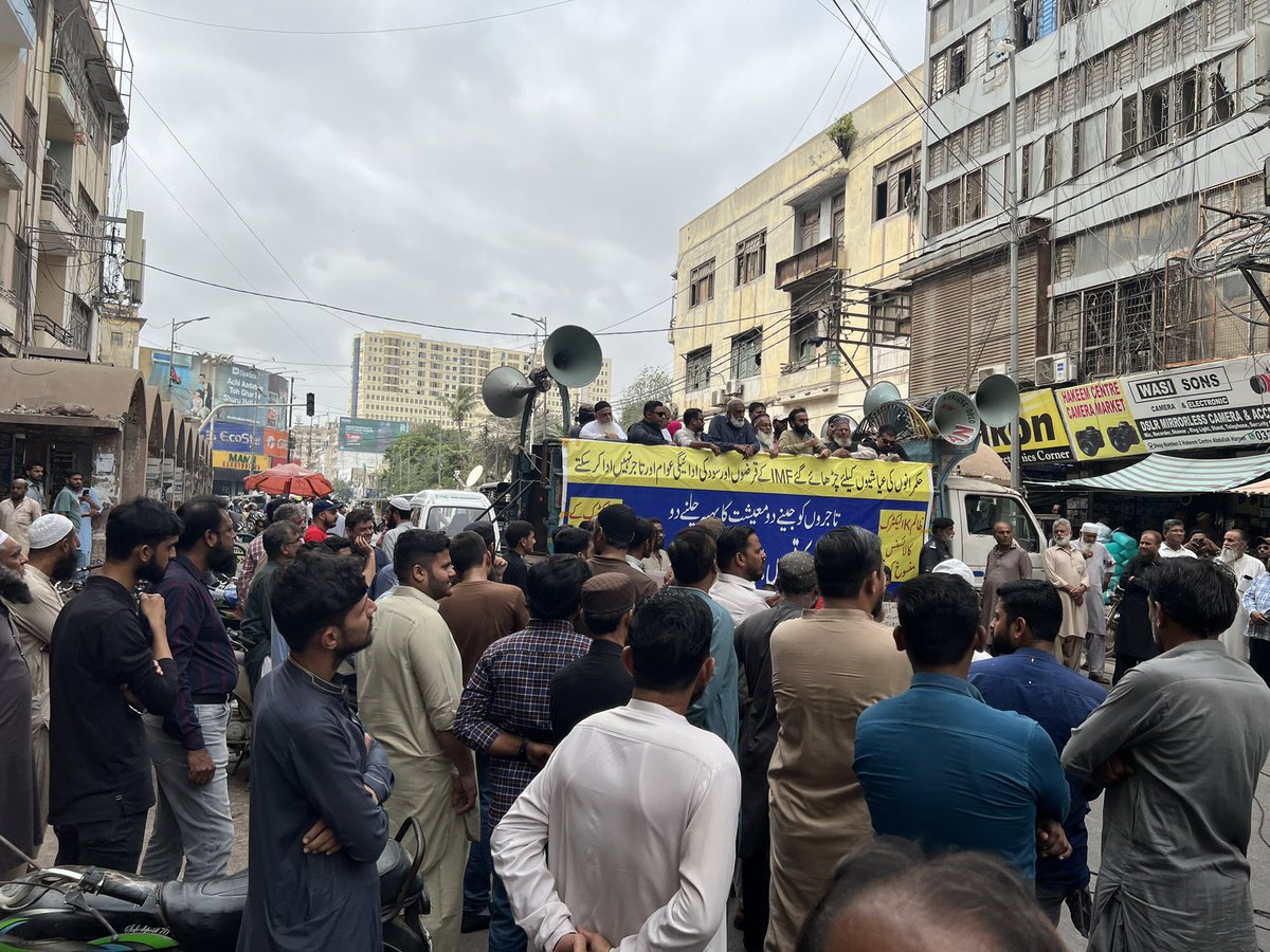 Hafeezreporter's tweet photo. بجلی کے بلوں میں ہو شر با اضافہ ، مہنگائی نے پہلے ہی جینا مشکل کر رکھا ہے ایسے میں مزید بجلی مہنگی کرنا ظلم ہے حکمراں اپنی عیاشیاں ختم کرکے عوام کو ریلیف فراہم کریں مظاہرین کا مطالبہ
#karachiprotest https://t.co/lxdM5jb3Wx