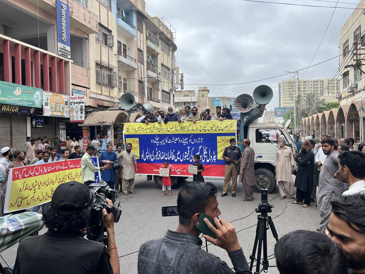 Hafeezreporter's tweet photo. بجلی کے بلوں میں ہو شر با اضافہ ، مہنگائی نے پہلے ہی جینا مشکل کر رکھا ہے ایسے میں مزید بجلی مہنگی کرنا ظلم ہے حکمراں اپنی عیاشیاں ختم کرکے عوام کو ریلیف فراہم کریں مظاہرین کا مطالبہ
#karachiprotest https://t.co/lxdM5jb3Wx