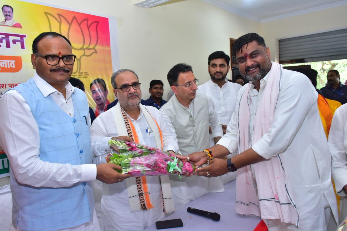 घोसी विधानसभा उपचुनाव हेतु आज केंद्रीय चुनाव कार्यालय में भाजपा प्रत्याशी श्री दारा सिंह चौहान जी के समर्थन में आयोजित प्रबुद्ध  सम्मेलन को संबोधित करते हुए। इस अवसर पर माननीय प्रदेश अध्यक्ष श्री <a href="/Bhupendraupbjp/">Bhupendra Singh Chaudhary</a> जी माननीय मंत्री श्री <a href="/aksharmaBharat/">A K Sharma</a> जी, माननीय मंत्री श्री