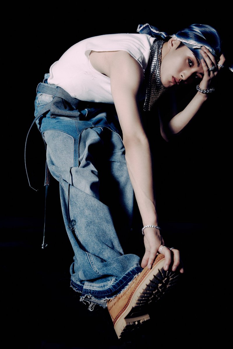 marknrt's tweet image. With a pitch-black background, making the posture more conspicuous, that’s what you want, so that all eyes are on me, If your gaze after seeing this photo is directed at me, then the current concept photo is a success.