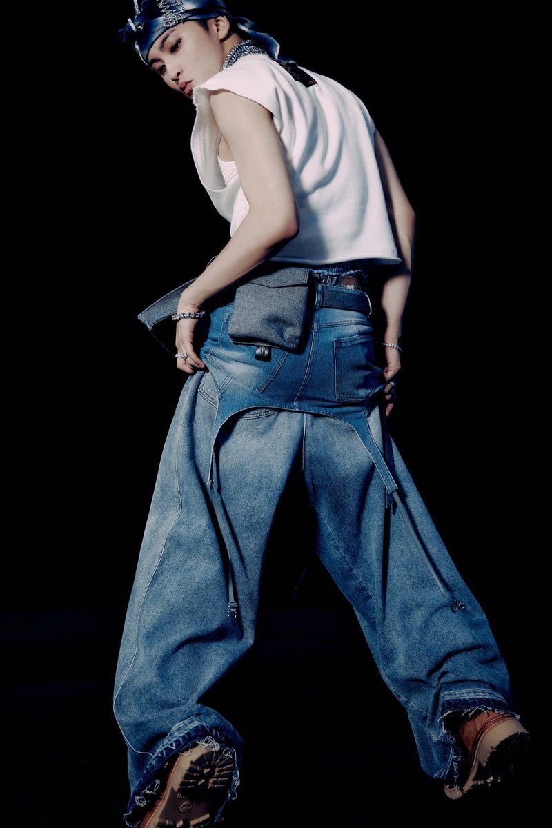 marknrt's tweet image. With a pitch-black background, making the posture more conspicuous, that’s what you want, so that all eyes are on me, If your gaze after seeing this photo is directed at me, then the current concept photo is a success.