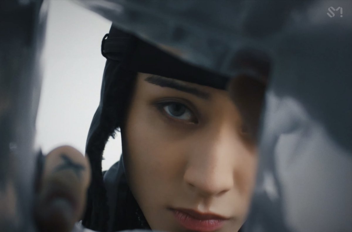 marknrt's tweet image. Take a peek at the contents of the snack, to make sure there’s nothing left, because if there’s still I’ll devour it soon, but the style without me is cooler with my facial expressions which are very adequate.