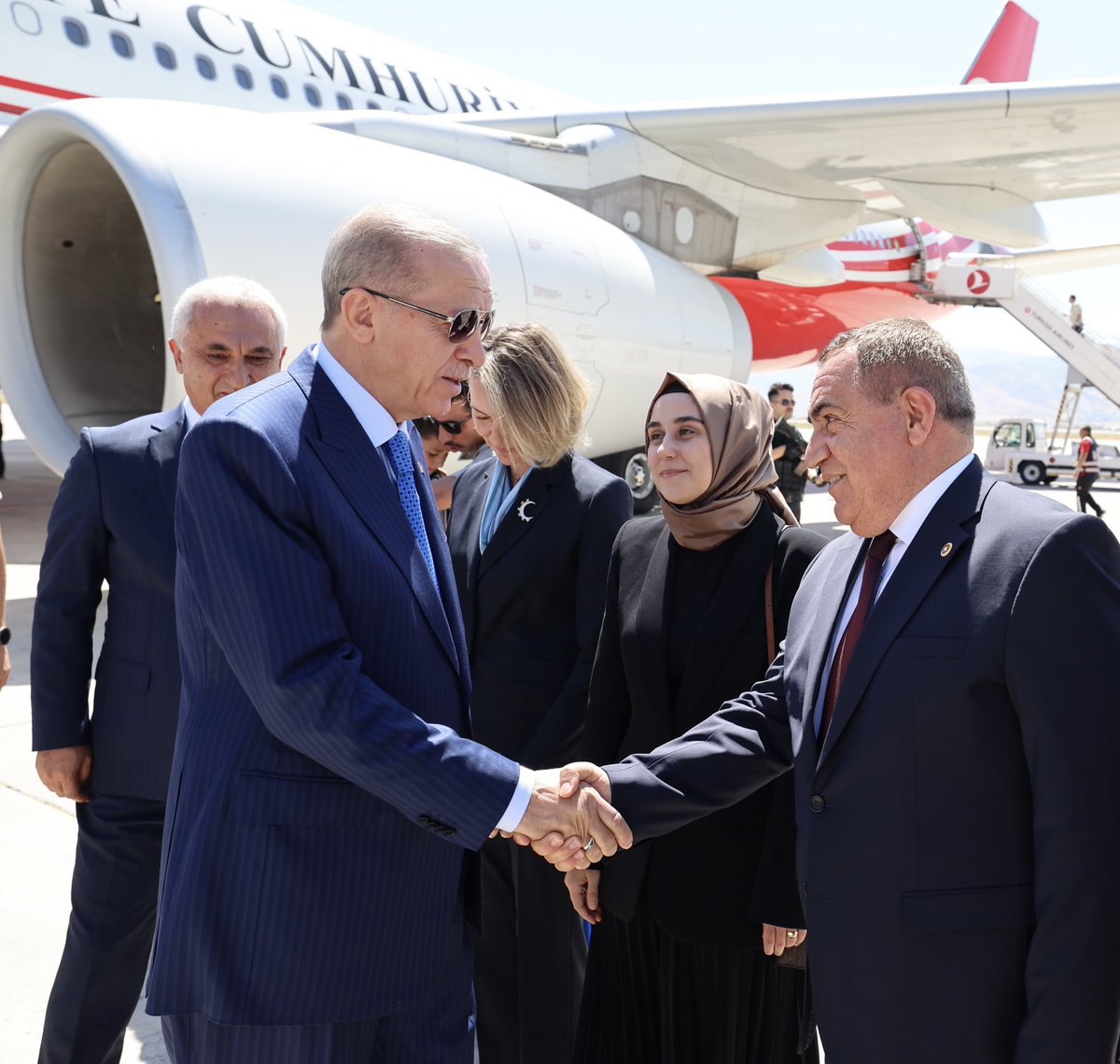 İlimizin kalkınması ve gelişmesinde desteklerini hiçbir zaman esirgemeyen Cumhurbaşkanımız Sayın <a href="/RTErdogan/">Recep Tayyip Erdoğan</a>’a teşekkür ediyoruz. Sultan Alparslan’ın diyarına, kadim şehir Muş’umuza hoşgeldiniz Sayın Cumhurbaşkanım.