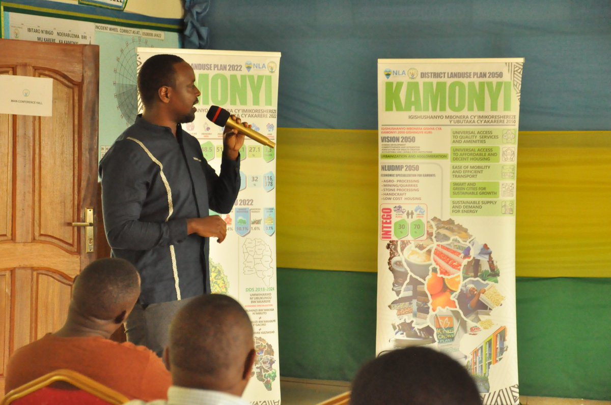 Kamonyi's tweet photo. Ku biro by'Akarere hateraniye inama igamije gusuzuma ibimaze gukorwa mu kuvugurura igishushanyombonera cy'Akarere ka Kamonyi.Inama iyobowe na @NiyongiraU Umuyobozi w'Akarere Wungirije ushinzwe ubukungu ari kumwe na bwana  MPAYIMANA Protais uhagarariye  @Lands_Rwanda muri iyi nama https://t.co/b7K5hGvyHR