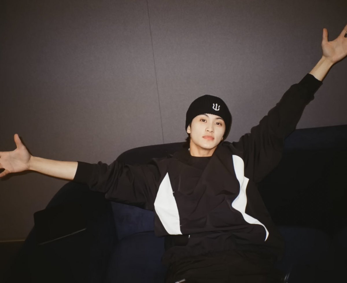 marknrt's tweet image. Take some pose photos while sitting and sleeping on the soft black sofa, a little bit of restorative advice when you finish practicing, don’t forget to rest even for a moment, because rest is very important and should not be underestimated!.