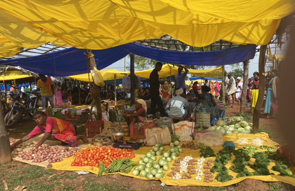 iamNishank_'s tweet photo. हाट बाज़ार 

Village level markets play a huge role. People trade things they create or cultivate, like crafts and food. These markets help keep traditions alive and give a lift to the rural economy.

#BastarDiaries https://t.co/vt5eUQ0kGt
