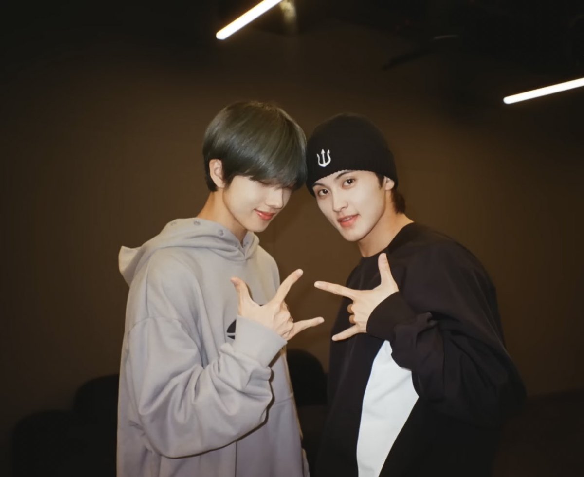 marknrt's tweet image. With our youngest brother in nct dream, jisung! We took some selfies after doing the exercises. With home clothe’s, we looked like young people in general.