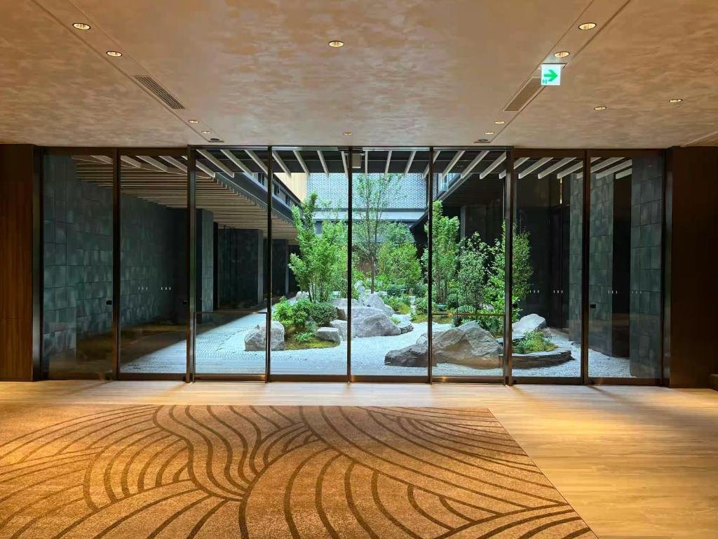 bongtao's tweet photo. วันที่ 1 กันยานี้ Dusit Thani Kyoto จะเปิดให้บริการวันแรกที่เกียวโต ด��คอนเสปต์และ offering น่าสนใจมากที่โรงแรมแบรนด์ไทยเริ่มไปบุกตลาดญี่ปุ่นแล้ว 

- ห่างจากสถานีเกียวโต 1 km เดิน 12 นาที
- ใกล้วัด Nishi Hongan-ji กับสถานี Gojō
- ห้องพัก 150 ห้อง 
- ขนาดห้องเริ่มต้นที่ 40 sq.m. ค่อนข้างใหญ่เลยสำหรับโรงแรมญี่ปุ่น
- ราคาเริ่มต้นประมาณคืนละ 8,000 บาท

ที่น่าสนใจคือ มีห้องอาหารไทย และห้องขนมไทย ที่พัฒนาสูตรโดยเชฟโบแห่ง Bo.lan ซึ่งจะมีการใช้วัตถุดิบท้องถิ่นของญี่ปุ่นผสมกับสูตรของไทยด้วย