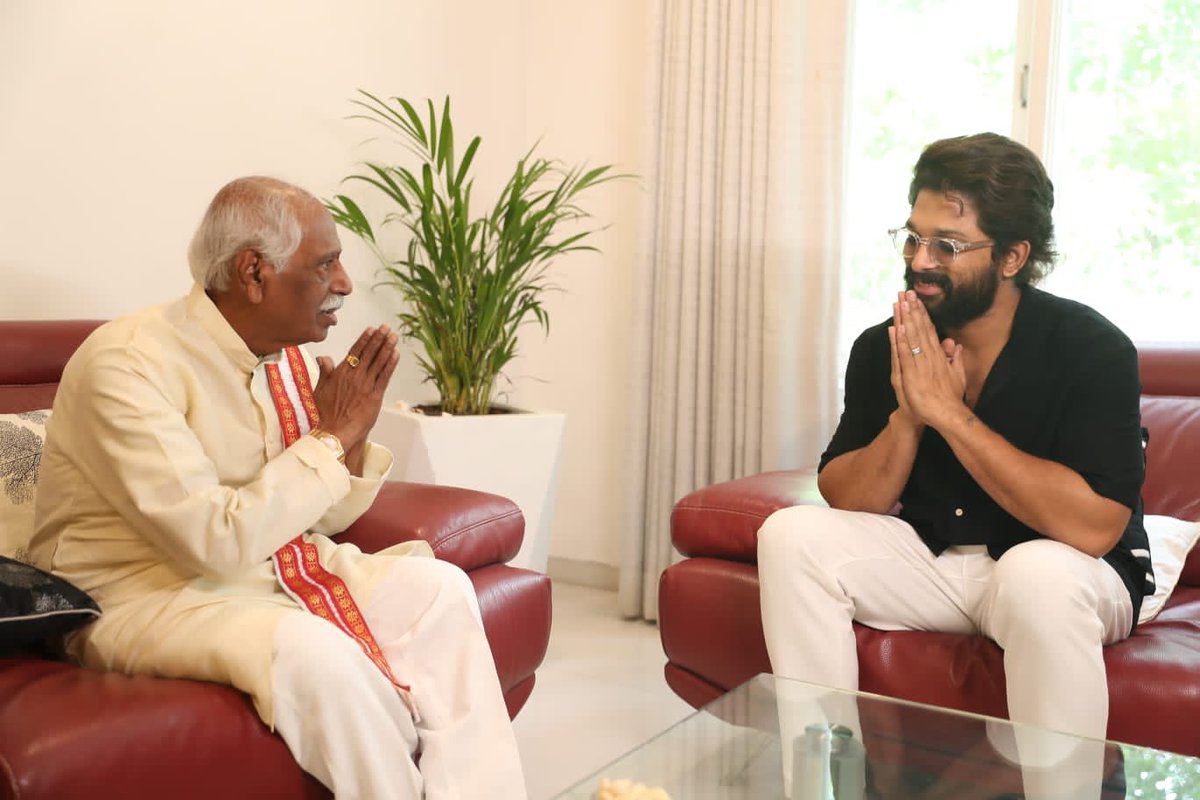 TelanganaTvOff's tweet photo. Honourable governor of Haryana Shri @Dattatreya garu met Icon star @alluarjun at his residence today and congratulated him on winning the Best Actor at #69thNationalFilmAwards

#PushpaTheRise https://t.co/9twGjqeUmt