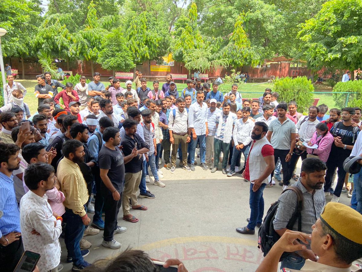 bharatbeniwal_'s tweet photo. फर्जीवाडे के खिलाफ हल्ला बोल

चिकित्सा विभाग द्वारा करवाई जा रही पैरामेडिकल रेडियोग्राफर और लैब टेक्नीशियन भर्ती में हुए फर्जी वाडे को लेकर स्वास्थ्य भवन का सैकड़ो अभ्यार्थियों के साथ जोरदार घेराव किया धरना दिया एक भी भर्ती को किसी भी हालत में नहीं बिकने देंगे चाहे कोई कितना भी जोर लगा ले,
इसके बाद मौजूद पुलिस प्रशासन द्वारा चिकित्सा विभाग के अतिरिक्त निदेशक सुरेश नवल और शिफू के अधिकारियों से 9 सदस्य प्रतिनिधिमंडल की वार्ता कराई अभ्यर्थियों ने सभी बातें उनसे पूछी लगभग आधा घंटे तक सभी बातों पर चर्चा हुई इसके बाद पुलिस प्रशासन द्वारा सचिवालय में चिकित्सा विभाग की ACS शुभ्रा सिंह जी से वार्ता करवाई गई अंत में निष्कर्ष निकला की सूची में जितने भी नाम है उनके एक-एक दस्तावेज की आरपीएमसी से किए गए रजिस्ट्रेशन और आउट आफ राजस्थान के एक-एक अभ्यर्थी के बारीकी से डॉक्यूमेंट चेक करने के लिए कमेटी का आज ही गठन करने की बात पर और जब तक एक-एक राजस्थान से बाहर के अभ्यर्थी की जांच नहीं हो जाती तब तक उनको अंतिम चयन सूची में शामिल नहीं किया जाएगा यानी कि उनका परिणाम विभाग अपने आदेशों और कमेटी की जांच तक रोक कर रखेगा I
आज ही कमेटी गठन का आश्वासन दिया है जब तक कमेटी गठित नहीं होगी धरना जारी रहेगा
#bharatBeniwal