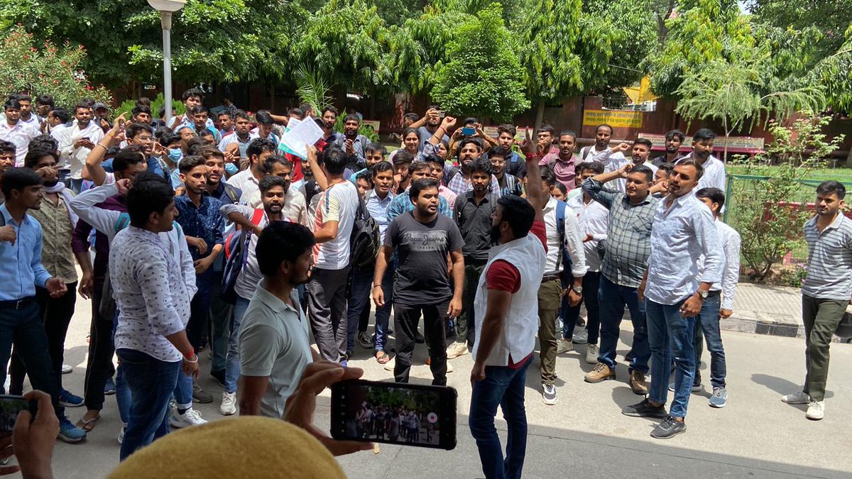 bharatbeniwal_'s tweet photo. फर्जीवाडे के खिलाफ हल्ला बोल

चिकित्सा विभाग द्वारा करवाई जा रही पैरामेडिकल रेडियोग्राफर और लैब टेक्नीशियन भर्ती में हुए फर्जी वाडे को लेकर स्वास्थ्य भवन का सैकड़ो अभ्यार्थियों के साथ जोरदार घेराव किया धरना दिया एक भी भर्ती को किसी भी हालत में नहीं बिकने देंगे चाहे कोई कितना भी जोर लगा ले,
इसके बाद मौजूद पुलिस प्रशासन द्वारा चिकित्सा विभाग के अतिरिक्त निदेशक सुरेश नवल और शिफू के अधिकारियों से 9 सदस्य प्रतिनिधिमंडल की वार्ता कराई अभ्यर्थियों ने सभी बातें उनसे पूछी लगभग आधा घंटे तक सभी बातों पर चर्चा हुई इसके बाद पुलिस प्रशासन द्वारा सचिवालय में चिकित्सा विभाग की ACS शुभ्रा सिंह जी से वार्ता करवाई गई अंत में निष्कर्ष निकला की सूची में जितने भी नाम है उनके एक-एक दस्तावेज की आरपीएमसी से किए गए रजिस्ट्रेशन और आउट आफ राजस्थान के एक-एक अभ्यर्थी के बारीकी से डॉक्यूमेंट चेक करने के लिए कमेटी का आज ही गठन करने की बात पर और जब तक एक-एक राजस्थान से बाहर के अभ्यर्थी की जांच नहीं हो जाती तब तक उनको अंतिम चयन सूची में शामिल नहीं किया जाएगा यानी कि उनका परिणाम विभाग अपने आदेशों और कमेटी की जांच तक रोक कर रखेगा I
आज ही कमेटी गठन का आश्वासन दिया है जब तक कमेटी गठित नहीं होगी धरना जारी रहेगा
#bharatBeniwal