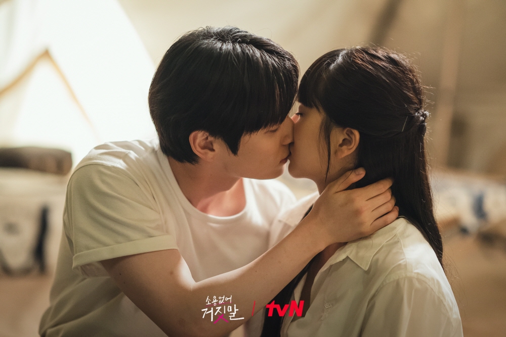 CJnDrama's tweet photo. (경)도솔커플 첫 키스🎉(축)

캠핑장 + 조명 = 로맨틱 200%
좋은 건 여러 번 보세요😍

거짓말 제로, 설렘 보장 로맨스 <소용없어 거짓말>
[월화] 저녁 8:50 tvN

#소용없어거짓말 #MyLovelyLiar
#김소현 #황민현 #윤지온 #서지훈 #이시우
#tvN #스트리밍은TVING https://t.co/Ar4ED9jAQA