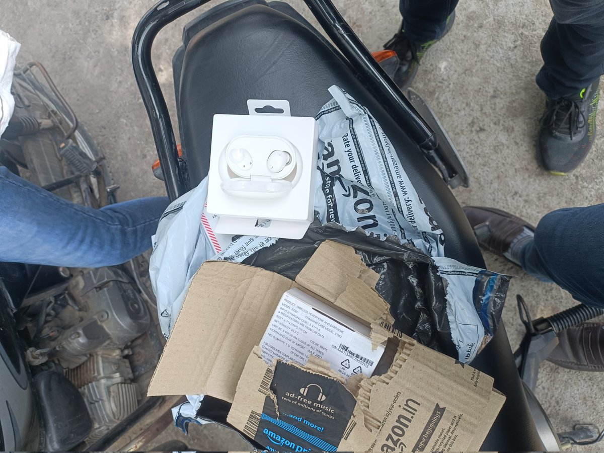 immohitkundu's tweet photo. @OPPOIndia 
Mentally disturbed
Wrost experience in my life
Ordered oppo enco buds second time and delivery boy deliver this(one bud is missing from box) on second time also
When in talk with representative coustomer care Mr. Sukant
Told that no refund will be given
Kudos to oppo https://t.co/clN28WxAJn