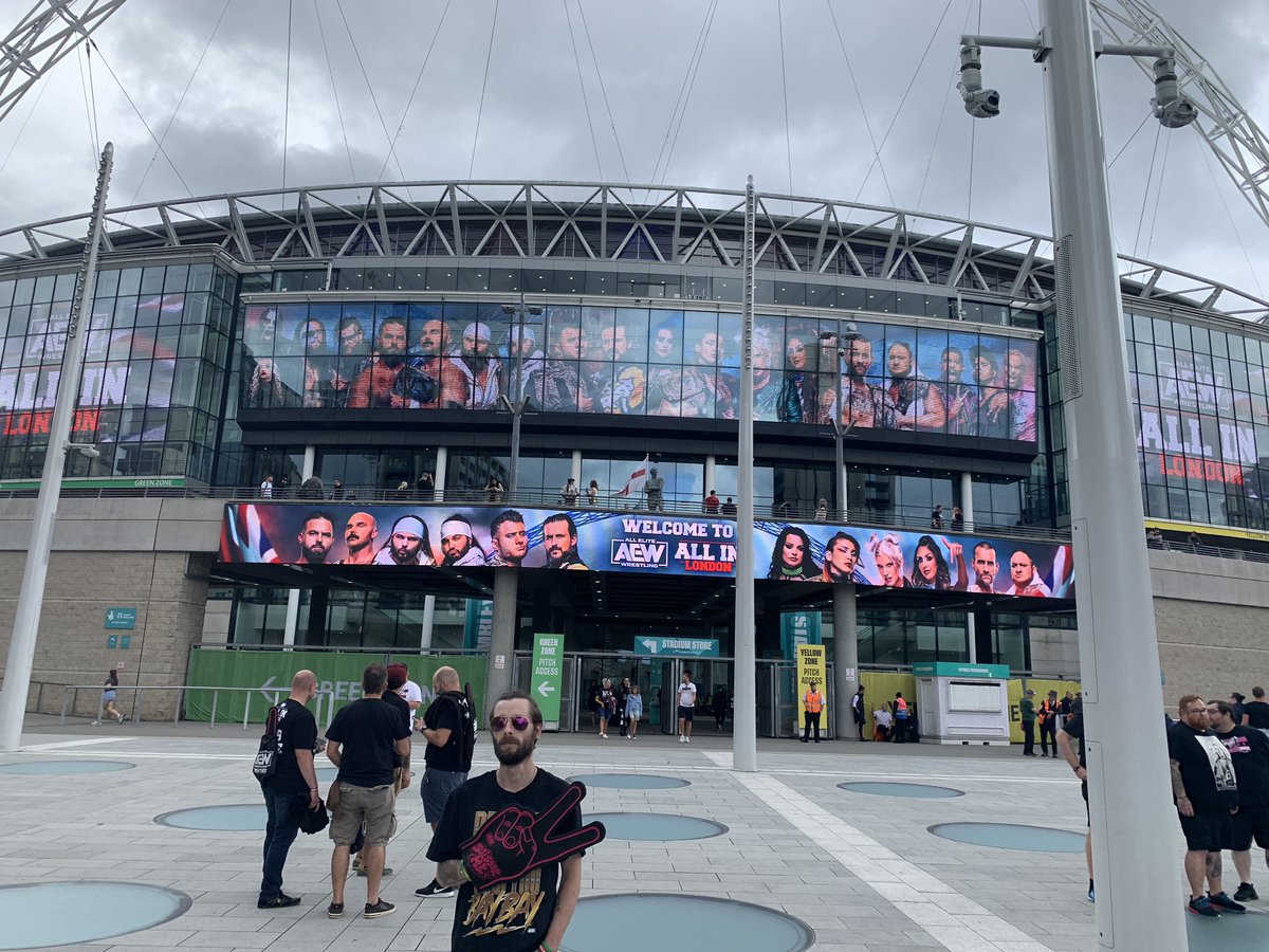 Carabbit's tweet image. Had a great time @AEW  #allinwembly very sad I couldn’t get a shirt because they didn’t have my size.  Other than that had a lot of fun.